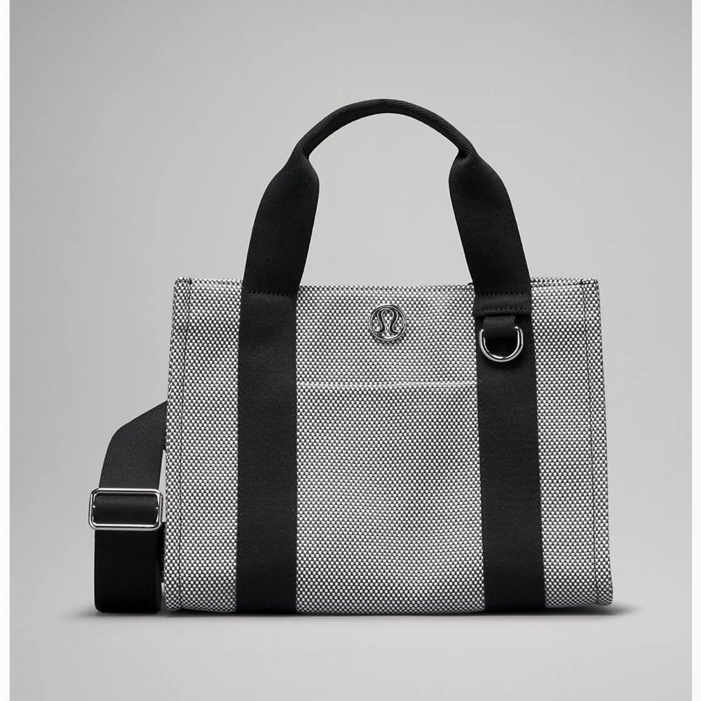 Lululemon Two-Tone Canvas Tote Bag
Mini 4.5L  Anchor/Light Ivory/Black